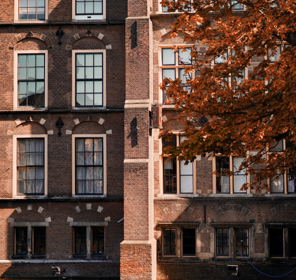 Gebäude von außen im Herbst zum Thema WEG Konten